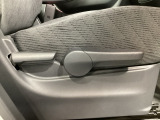 運転席にはドライバーの体型や好みに応じて前後方向だけでなく、高さの調整ができるシートリフターを装備!