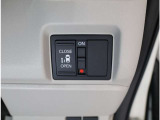 運転席についているスイッチでもリヤ席のスライドドアの開閉ができます。