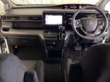 車内は光触媒抗菌消臭施工済です。インパネ周りはスタイリッシュなデザインで機能や装備も充実しています。グローブボックスやカップホルダーのほかにトレーなどたくさんの収納スペースが付いています。