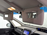 【あると便利な装備】運転席・助手席サンバイザー、ミラー+マップランプが装備されています
