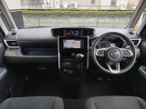 広々とした運転席周り!禁煙車です☆