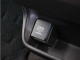 ◆12V電源ソケット・USB接続端子◆スマホやiPodなどを接続して、いつもの音楽を車内でもお楽しみいただけます♪