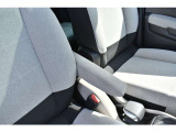 運転席にはアームレストが備わっております。
