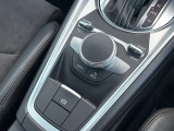 中央の円形とその周辺のレバーを使って車両、ナビゲーション、スマートフォンのアプリなどをバーチャルコックピット内で操作できます。