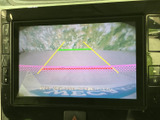 後方の映像に加えて目安となるガイド線を表示し、駐車時の位置確認をサポート。画面で後方の状況を確かめながら操作できるため、車庫入れや狭い場所での切り返しにも役立ちます。