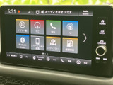各種メニューが画面に整理され、ナビや電話、FMなど目的の機能を選びやすい構成です。日々の移動に合わせて使い分けられ、便利に活用いただけます。