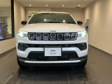 Jeep伝統のセブンスロットルグリルを引継現在風にアレンジされております。