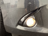 霧の中で点灯させて進行方向の路面を照らしつつ、対向車などに自分の車を知らせる事に役立つフォグランプが装着されています。