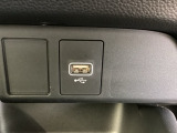 スマートフォンなどの充電に便利なUSBジャック。運転席からも助手席からも使いやすいです。