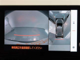 パノラミックビューモニター付きです。車両を上から見たような映像をモニター画面に表示。運転席からの目視では見にくい、車両周辺の状況をリアルタイムでしっかり確認できます。