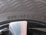 タイヤサイズは、225/55R18です。