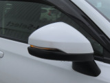 【LEDドアミラーウインカー】ドアミラーにウィンカーが付いているので、周りの車がウインカーやハザードに気付きやすくなります。右左折時や車線変更時の事故を防ぎ、安全に走行できます。