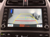 こちらのバックカメラは画面にラインが表示されておりますので、バック時のクルマの進行方向の目安になります。より高いレベルで車庫入れをサポートする、便利な機能ですね。