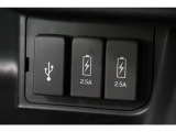 2.5AのUSB(充電)が付いており、車内でもしっかりとスマートフォン等の機器へ充電可能です♪