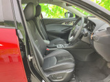 運転席まわりは視界が広く、前方やサイドの様子を確認しやすいレイアウトです。シートは身体を包み込む形状で、落ち着いた色合いの内装と相まって、日々の移動もゆったり過ごせそうです。