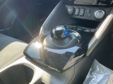 電制シフト。手のひらで包むようにして、手首を軽く動かすだけでシフトできる、マウス感覚のシフト。