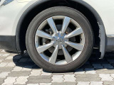純正アルミホイール。タイヤサイズは225/55R18です。