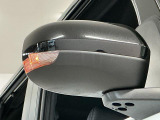 【ウインカーミラー】方向指示器をミラーのランプに点灯。対向車への視認性を高め、安心安全な方向転換をサポートします♪