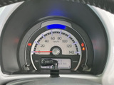 速度表示や走行距離などをひと目で確認しやすい配置で、運転中に必要な情報を把握しやすいメーター廻りです。表示がまとまっているため、出発前や停車時の確認にも便利にお使いいただけます。