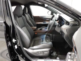 運転席はパワーシートで微妙なポジション調整も可能です!