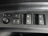 運転席のパワーウインドスイッチで全席窓の開閉・ロック操作ができます。