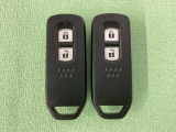スマートキーを装備しています。鍵を差し込むことなくドアロックの開け閉めと、スタートボタン操作でのエンジンスタートができます。スペアキーも同じものを用意しております。