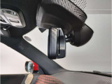 【ルームミラー一体型ETC車載器】ルームミラーの裏側に目立たない様に配置されたETCカード挿入口。スタイリッシュ且つ機能的なものとなっております。
