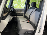 運転席と助手席が並ぶ室内は、明るいシートカラーと落ち着いた内装色の組み合わせが自然です。前方や横方向の窓から外を確認しやすく、乗り降りの際もゆとりを感じます。