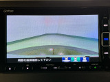 【バックカメラ】運転が苦手な方も車庫入れラクラクです!ギアをリバースに入れれば自動的に切り換わりますので、面倒な操作は不要です♪狭い駐車場もお車を傷つけず安心ですね!