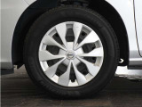 ◆純正ホイール装着車◆シンプルなデザインのホイールキャップ付きです。