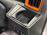 運転席側掘り込み式カップホルダー