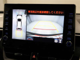 パノラミックビューモニターを装備。駐車場や交差点でクルマを真上から見るように周囲を確認できます。機能の詳細は販売店スタッフまでおたずねください。