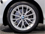 BMWの純正アロイホイールは軽量かつ強度にも優れているホイールで走行性能を引き上げる設計になっております。足元にもBMWは妥協がなくこだわっている個所になります。