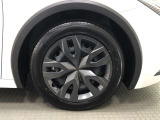 樹脂フルキャップ付き17インチスチールホイール(195/60R17)装着です。