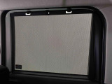 後席にお乗りの方が眩しくないように日差しを軽減する格納式リヤドアサンシェードが付いてます