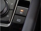 【オートホールド】停車中にブレーキペダルから足を放しても、ブレーキを自動的に制御して、車両の停車状態を保持する機能です。信号待ちなどの停車時に運転者の負担を軽減します。
