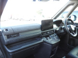 ★助手席周辺★ダッシュボードには豊富な収納BOXがあり、いつもすっきりとした車内!ほしい場所にちょうど良い収納を備えています。大きなフロントガラスによって見晴らしも良く快適な座り心地となっております!