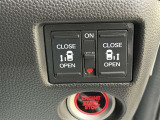 運転席からでも左右のパワースライドドアを開閉できるスイッチを装備!お子様の送迎時などに、ドライバーが操作を行えて便利。