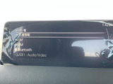 交通情報やFM・AM、Bluetooth、USBなどの音源が一覧で表示され、聴きたいものを選びやすい画面です。移動中の過ごし方に合わせて活用できます。
