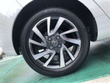 【純正アルミホイール】です!車両デザインに合わせてホイールをデザインしているため、見た目にもカッコイイ!アルミホイール。洗車もラクチンでスチールホイールのように錆ません。