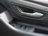 シートメモリーを装備しております!運転する方のシートポジションにボタン一つで操作できるので、とても楽々ですね♪