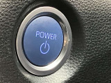 スマートキーを携帯していればキーを取り出さずにドアを施錠&解錠。クルマの始動も可能です。