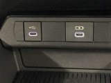 充電用USB端子付き。スマートフォンなどの充電に便利です。