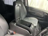 ちょっとしたところは収納ボックスにもなっています。車内はサイズも決まっているので、収納が少ないと思っているアナタ!ご安心ください。さまざまなところに収納が隠れているんです♪
