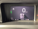 マルチインフォメーション。メーター内にディスプレーを装備。燃費、航続可能距離などの運転をサポートする情報、ホンダセンシングの注意・警告などを表示します。