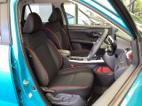 フロント広々、セパレートシートの運転席は、ハイトアジャスターが付いているので、快適にドライブができます。ハンドルはチルトステアリングで、ハンドル位置を上下に調節できます。