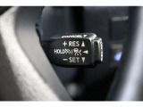 追従機能付クルーズコントロール搭載です。先行車を検知して適切な車間距離を保てる速度に自動で調整、先行車がいなくなったら設定速度で走行を続けてくれます。運転操作の負担を軽減し、疲労軽減に貢献してくれます