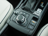 マツダコネクトを操作するコマンダーコントロールです。運転中に自然と手の触れる位置に配置されています。
