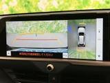 後方映像に加え、車両周辺を上から見た表示も確認でき、駐車時の周囲確認をサポートします。画面内のガイドも目安として活用でき、車庫入れや切り返しに役立ちます。