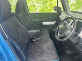 運転席周りは、シンプルで操作性に優れています。シートの素材感も良く、長時間のドライブでも快適に過ごせます。